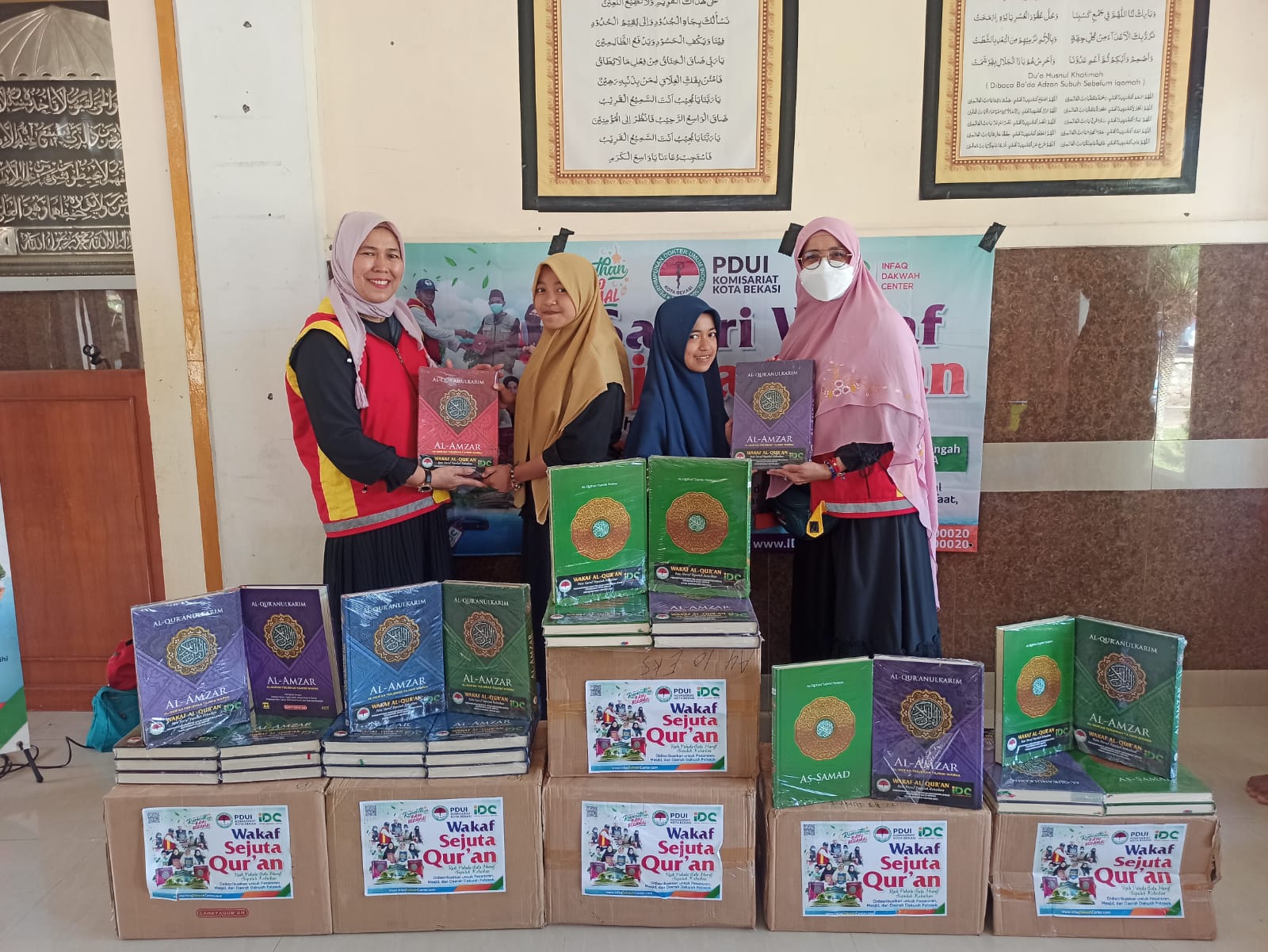 Wakaf Sejuta Quran PDUI Kota Bekasi dan IDC di Kampung Mualaf Sukabumi dan Cianjur